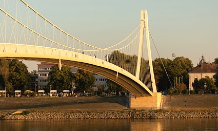 Most između slavonske i baranjske obale Drave