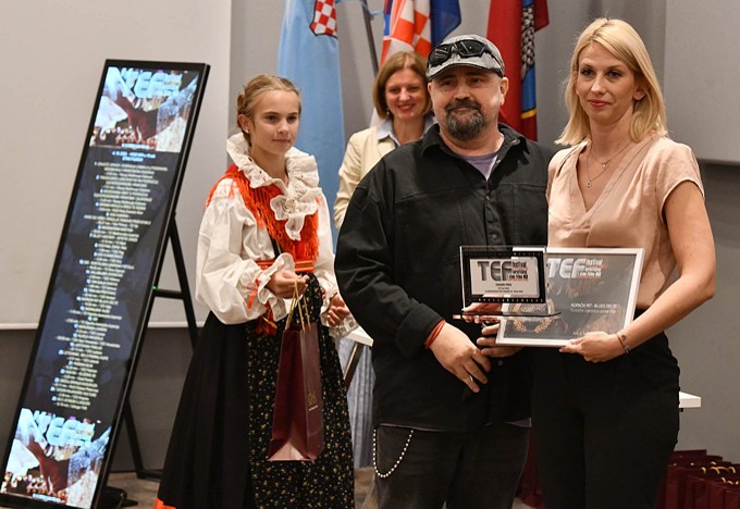 Uručivanje nagrade za najbolji film: Igor Modrić i Ivana Plaščak, ravnateljica Kulturno-razvojnog centra Općine Bilje