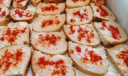 Baranjski specijalitet: masni kruh s paprikom