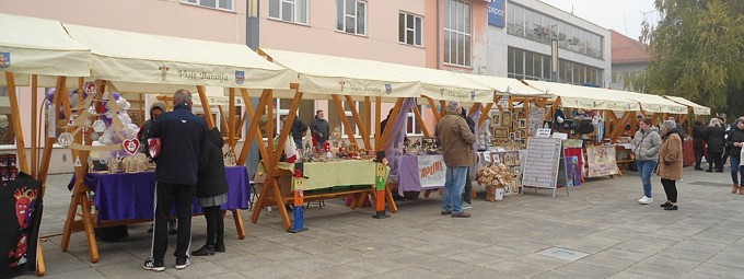 Sajam domaćih proizvoda: štandovi uz Centar za kulturu