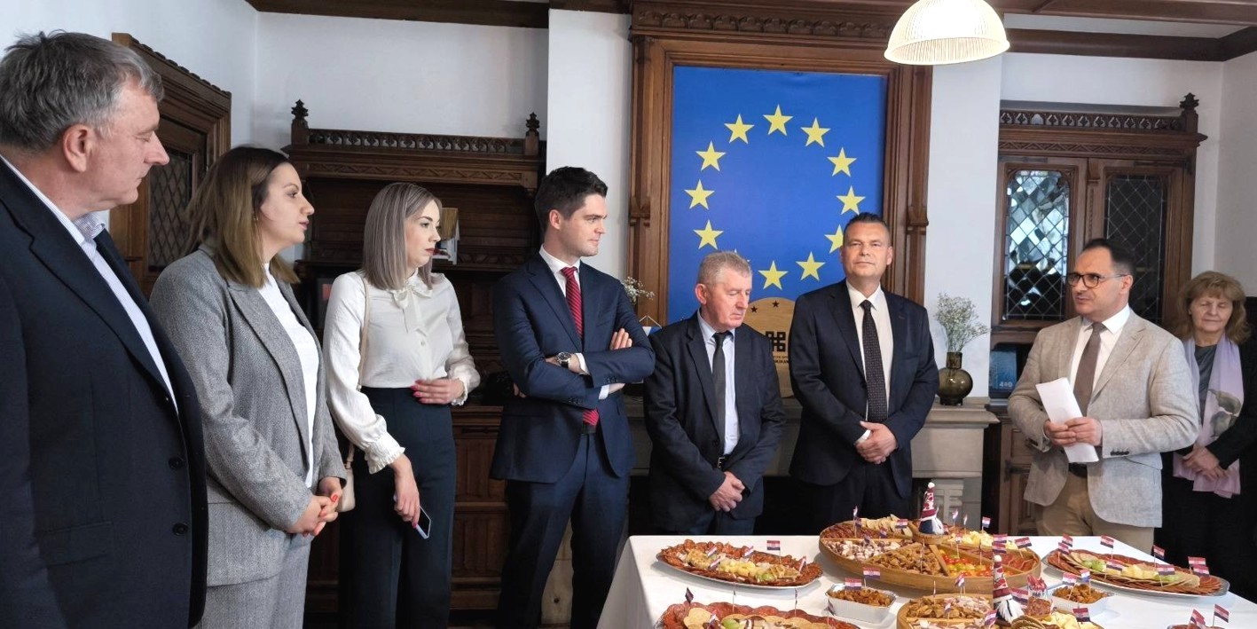 Karlo Ressler, Grga Lončarević, Krešimir Kašuba (svi u sredini)